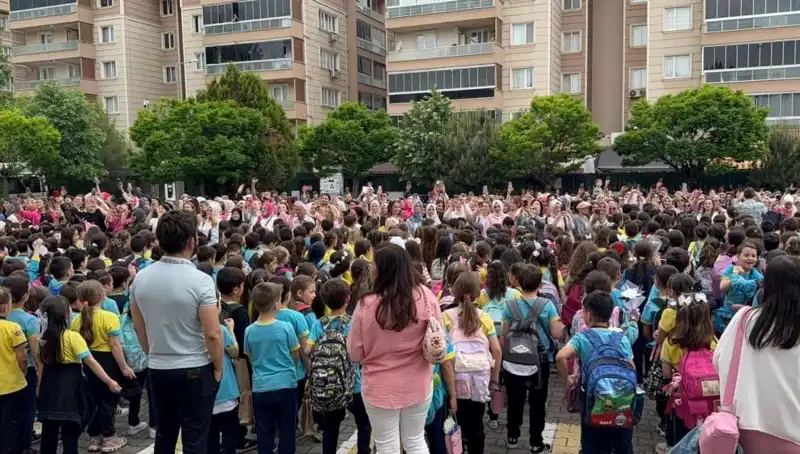 Öğrencilerden Anneleri Ağıtlatan Unutulmaz Sürpriz Anı Çekimleri