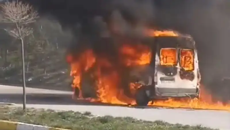 Havalimanında Şok Olay: Personel Taşıyan Servis Aracı Alev Alev Yandı