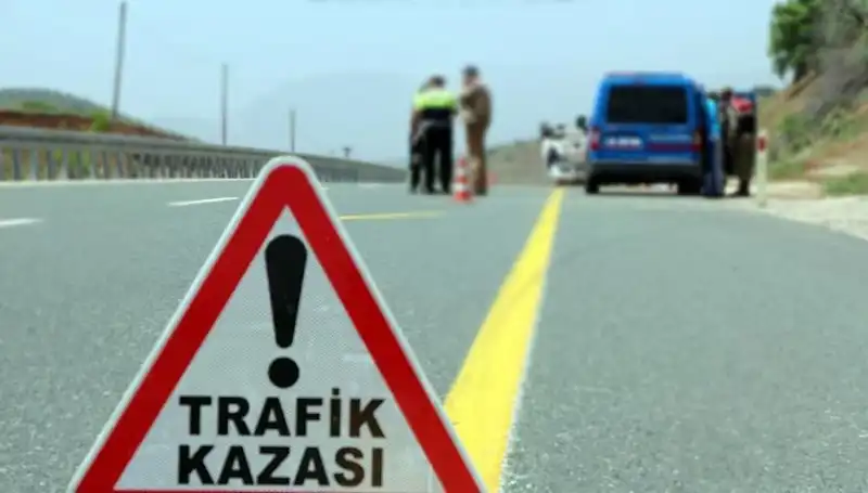 Ticari Araç ve Otomobil Çarpıştı: Kavşakta Feci Kaza, 5 Yaralı