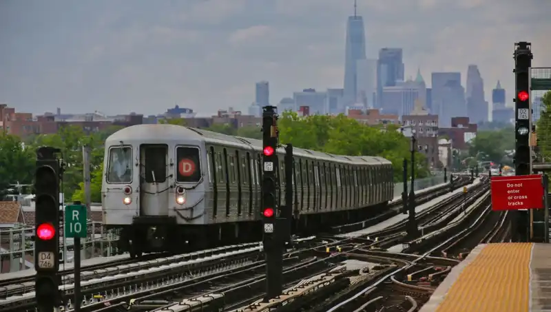 Metro Sörfü Tehlikesi: 15 Yaşındaki Çocuğun Ölümü Şok Etti