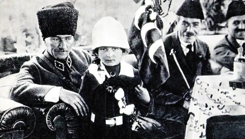 Unutulmaz Fotoğrafın Hikayesi: O Şapkanın Altında Saklı Bir Bayram Doğdu
