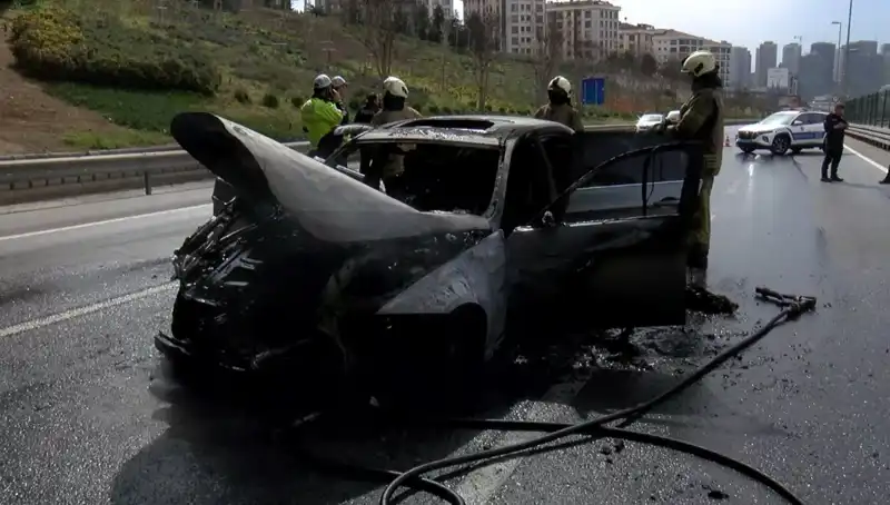 İhmal Sonucu Alev Alev Yanan Otomobil, Seyirciyi Şaşkına Çevirdi!
