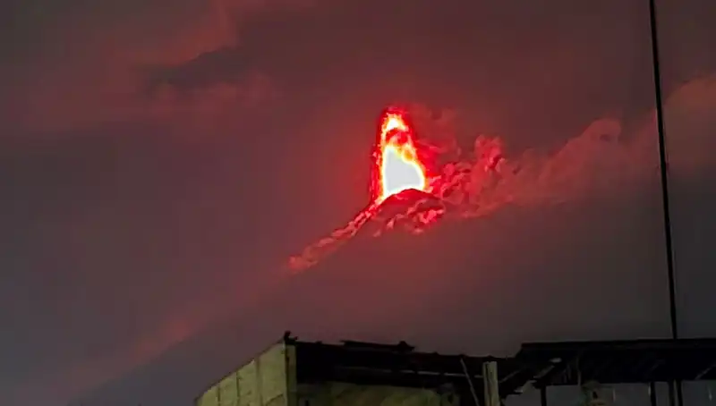 Fuego Yanardağı Patladı: 30 Bin Kişinin Tahliyesi İçin Acil Önlemler Alınıyor
