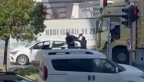 İstanbul Trafiğinde Çekiçli Dehşet: Araçları Bıçak Gibi Kesen Olay
