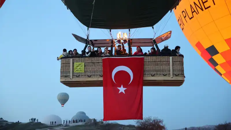 Kapadokya'da Renkli Gökyüzü: 23 Nisan İçin Bayraklı Balonlar Havalandı!