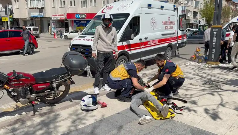 Aksaray'da Motosiklet Kazası: İki Yaralı, Olay Anı Kamerada