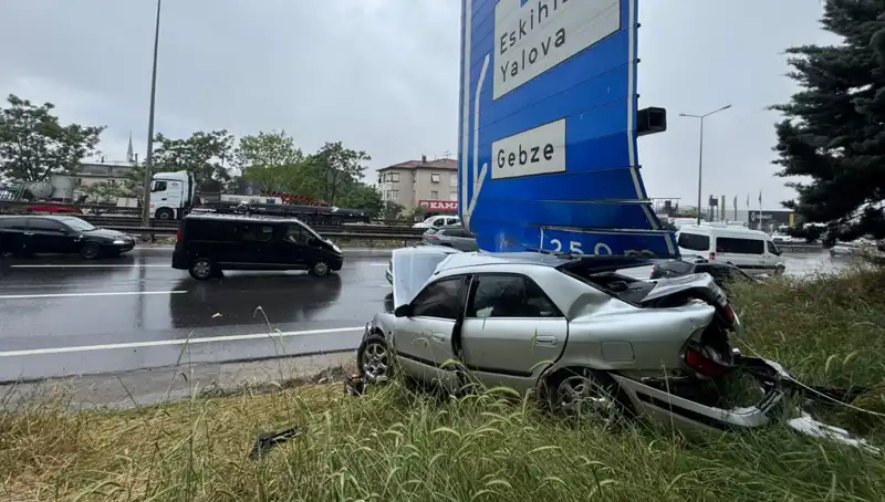 Trafik Levhasına Çarpan Araçta Şok Edici Kaza: Bir Yaralı