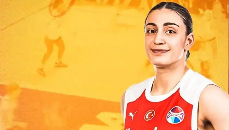 Galatasaray, Üç Yıldızıyla Sözleşme Uzattı: Gelecek Sezon Hedefleri Belirlendi!