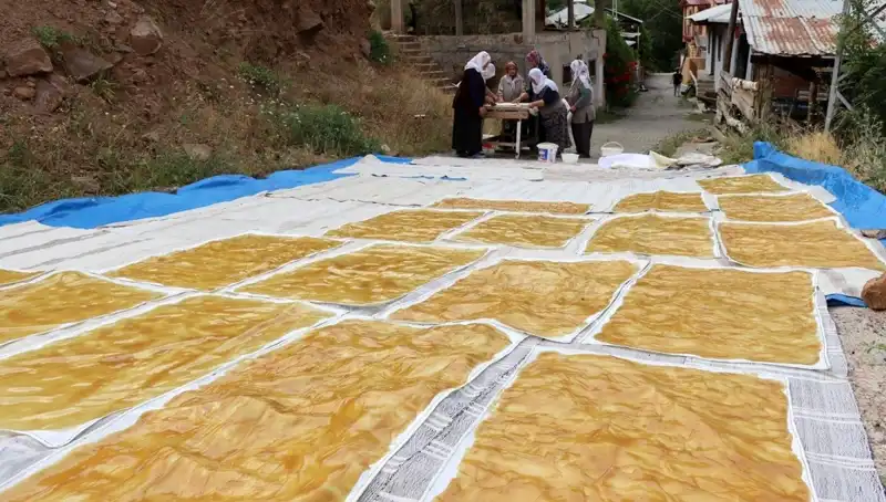 Kış Aylarının Vazgeçilmezi: Dev Kazanlarda Hazırlanan Geleneksel Odun Ateşi Mutfakları