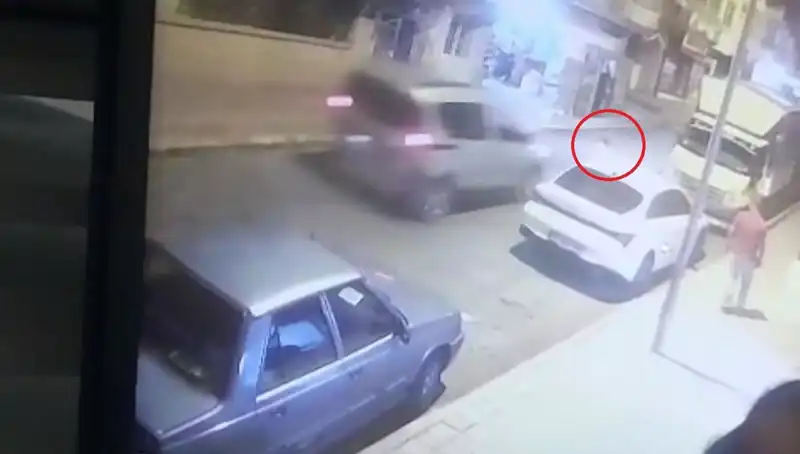 Yolda Fırlayan Çocuğa Hafif Ticari Araç Çarptı: Kazanın Ayrıntıları