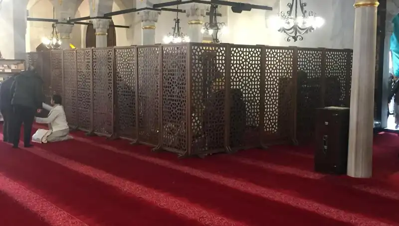 Kadın-Erkek Teravih Namazı Kıldı İddiası: Gerçekler Neler?