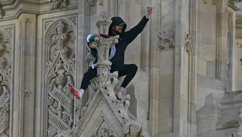 Londra'da Filistin Bayrağıyla Big Ben'e Çıkan Protestocu: Amaç Ne?