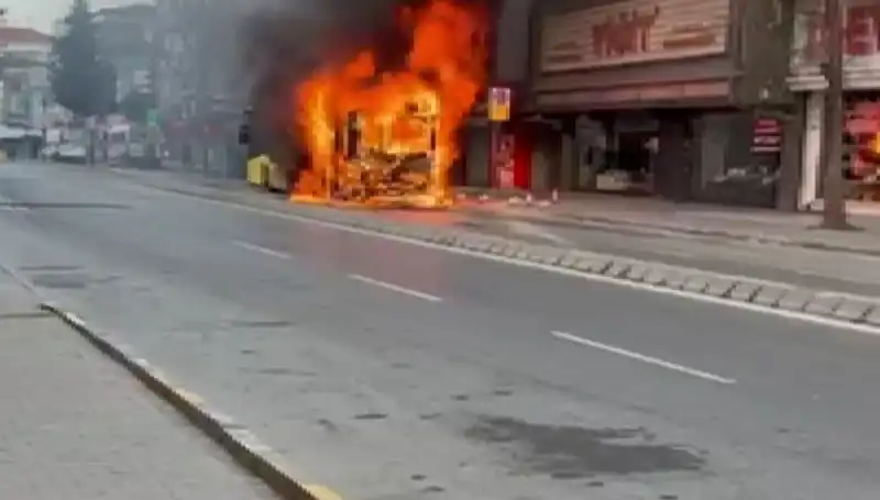 Ümraniye'de Bir Anda Alev Alan Bina, Mahalleyi Korku İçinde Bıraktı