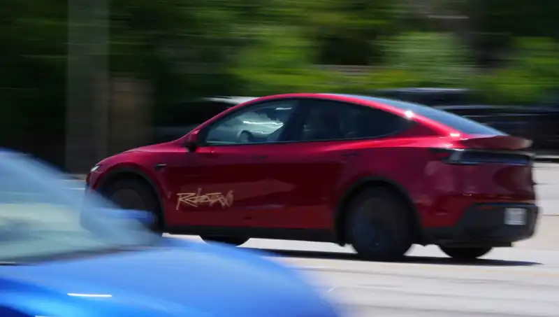 Musk'ın Robotaxi Denemesi: Hız Sınırını Aşarak Sınıfta Kaldı!