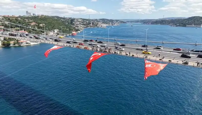 Türkiye’nin Simgesi: Köprüye Dev Türk Bayrağı Asıldı