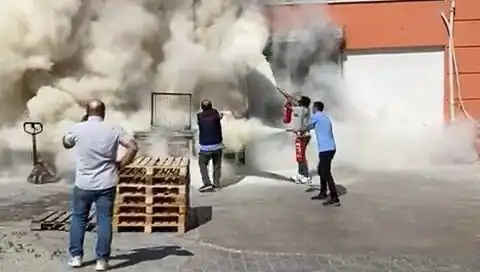 Alışveriş Merkezi Deposunda Yangın Paniği: Korku Dolu Anlar