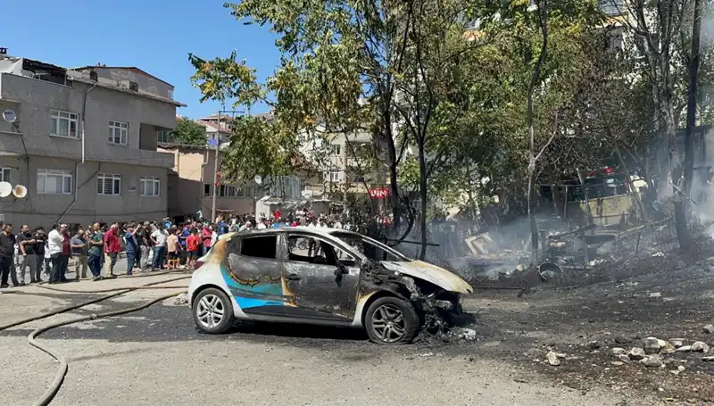 Gecekondu Yangını: Tamir Edilmeyi Bekleyen Araç Alevlere Teslim Olmuştu