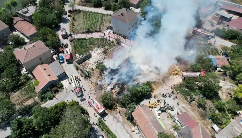 Arnavutköy'de Sabaha Karşı Samanlık Yangını: Balyalar Kül Oldu