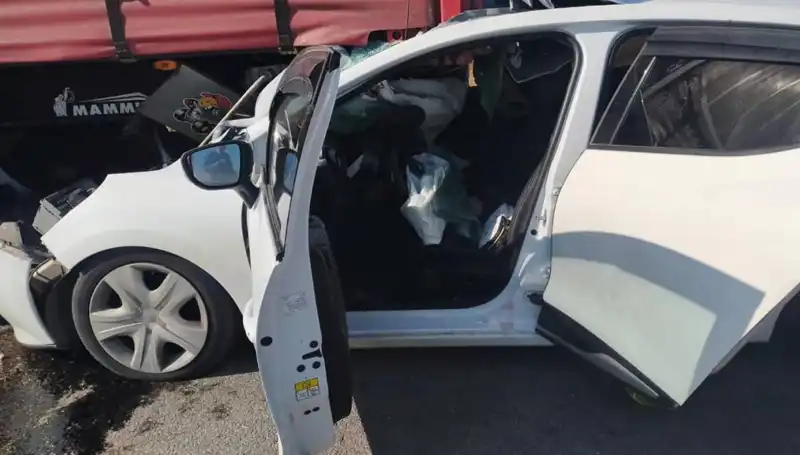 Sivas'ta Feci Kaza: Otomobil TIR'a Çarptı, Bir Kişi Hayatını Kaybetti