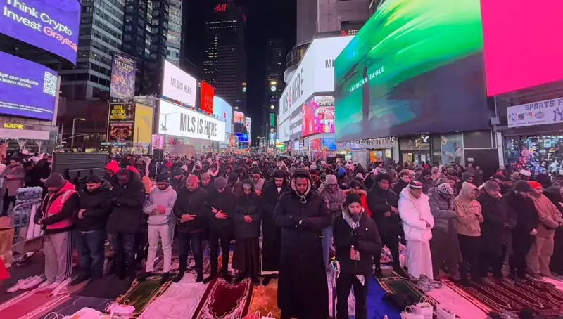 New York Times Meydanı'nda Tarihi Teravih Namazı: Birlikte İbadet Etmenin Gururu
