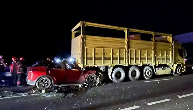 Kamyona Çarpan Aracın Sürücüsü Hayatını Kaybetti, Kaza Anı Şok Etti