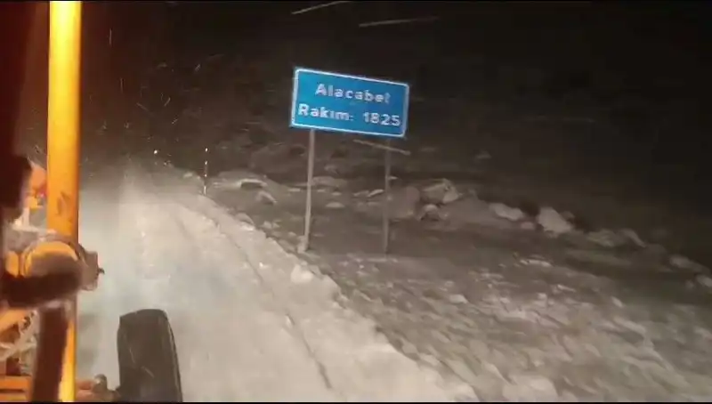 Antalya'da Beklenmedik Kar Yağışı: Tatilciler Şaşkın!