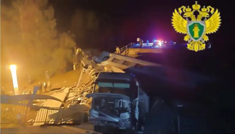 Rusya'da Köprü Çöktü, Tren Kazasında 7 Kişi Hayatını Kaybetti