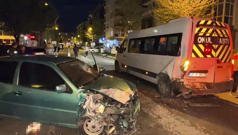 Otomobil Servis Minibüsüne Çarptı: 6 Kişi Yaralandı, Kaza Anı Sıcak Gelişmelerle Dolu