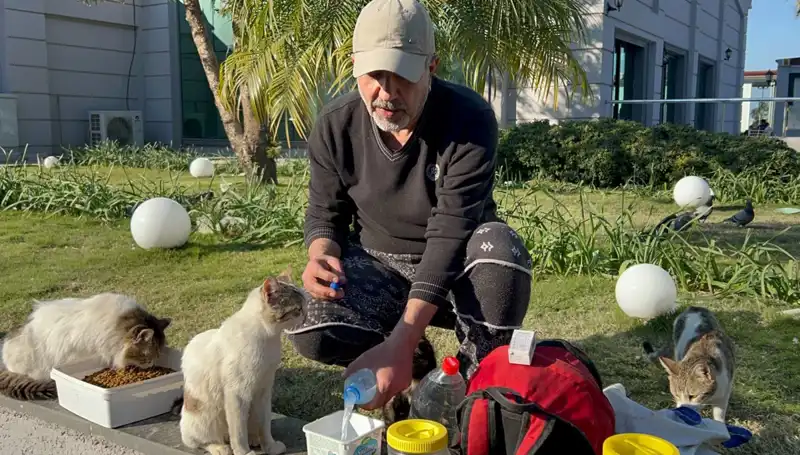 Merhametiyle Takdir Toplayan 59 Yaşındaki Adam, Günde 8 Kilometre Yürüyor