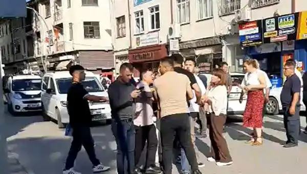 Gazinin Trafikte Darp Edildiği Anlar Kamera Kaydına Geçti!