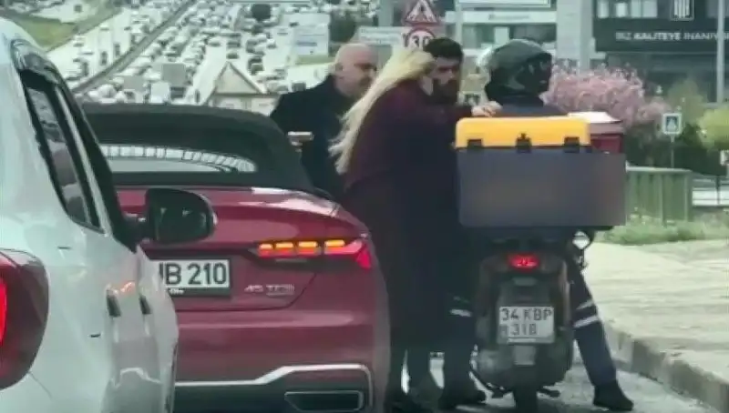D-100'de Alışılmadık Anlar: Motokuryeye Silah Çeken Sürücü Olayı