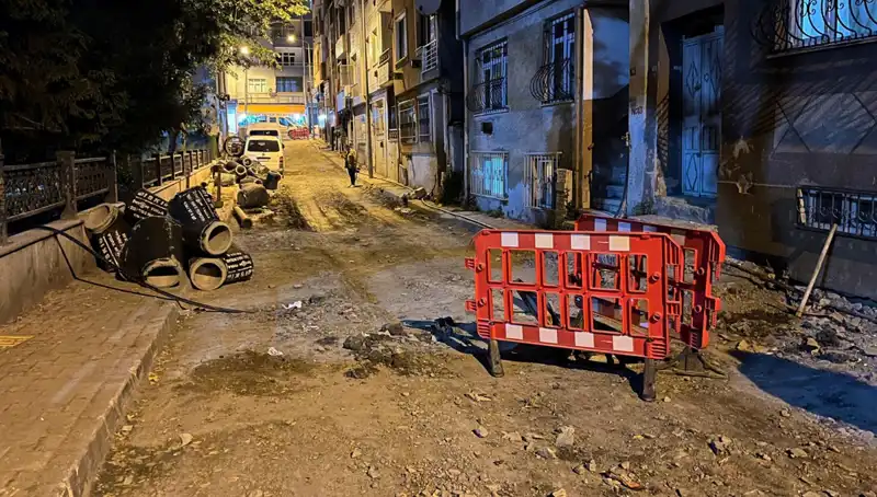 Bayrampaşa'da Altyapı Çalışmaları Esnasında Rögar Kapağı Patladı!
