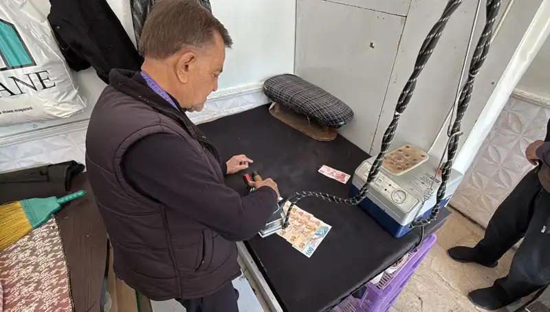 47 Yıldır Terzilik Yapan Ahmet Usta’nın Paraya Yorumda Şaşırtan Yöntemi