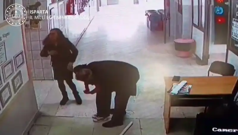 İlkokulda Yaşanan Faciayı Öğretmen Heimlich Manevrası ile Önledi