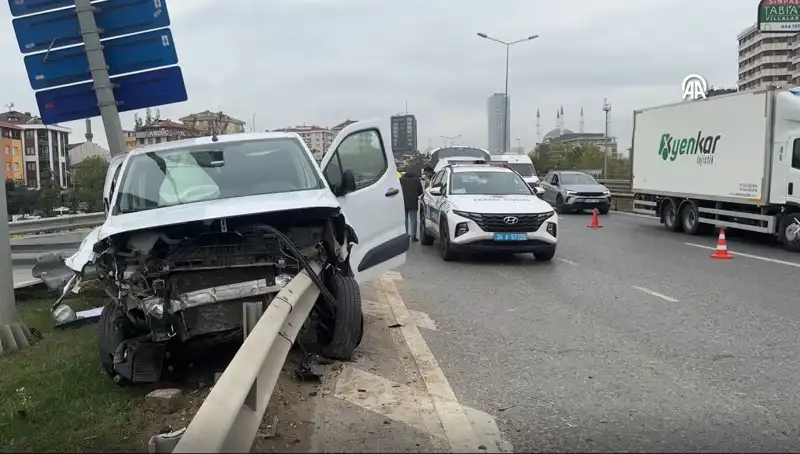 Otoyolda Feci Kaza: Otomobil Bariyerlere Ok Gibi Saplandı!
