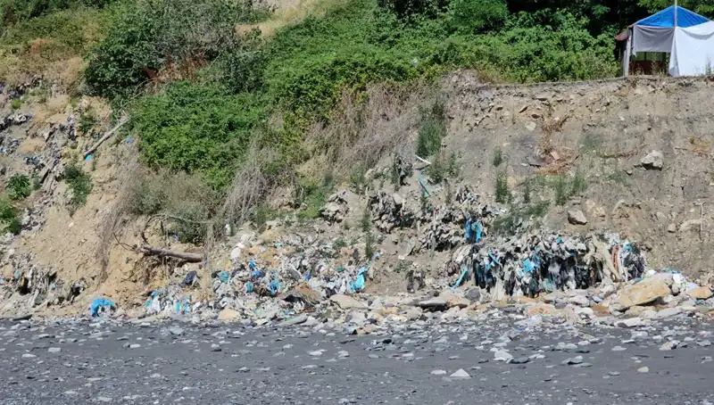 Kozlu Sahil'de Büyüyen Çöp Yığını: Derhal Önlem Alınmalı!
