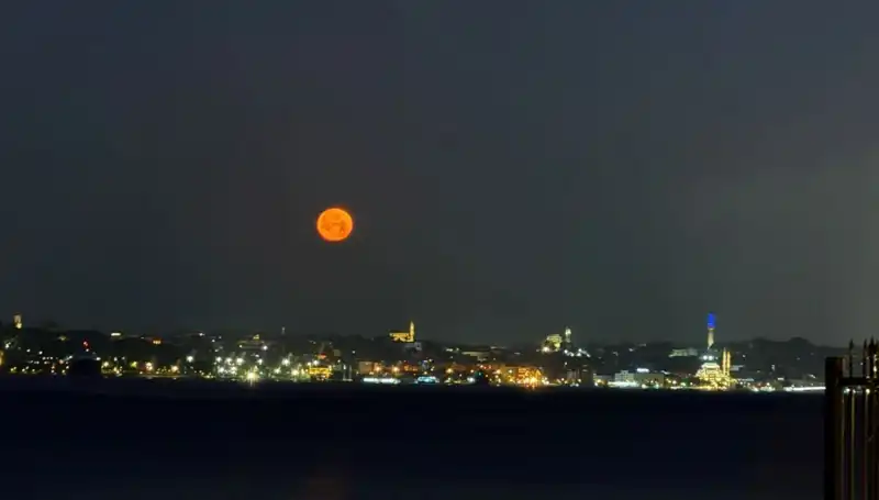 İstanbul'da Çilek Dolunayı: Doğanın Büyüsü Şehri Sarmaladı