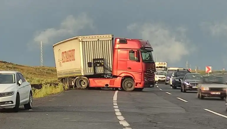 TIR Kaydı ve Kapanan Yol: Uzun Araç Kuyrukları İle Trafik Kaosu!