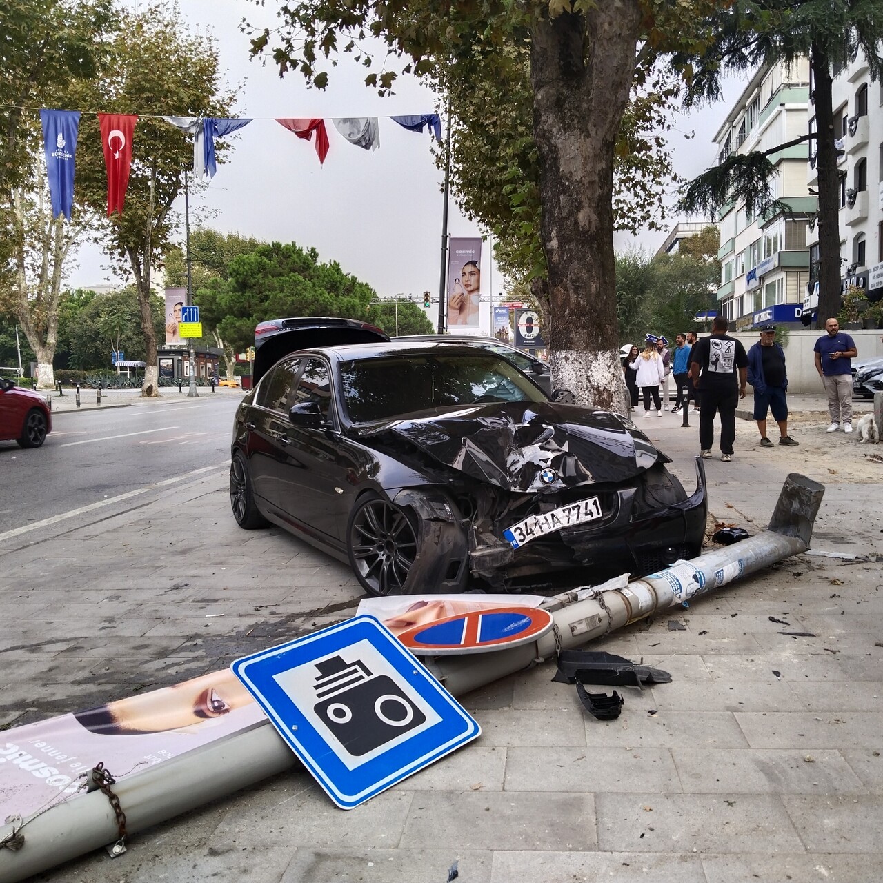 Lüks Otomobil Aydınlatma Direğine Çarptı: Sürücü Şans Eseri Kurtuldu