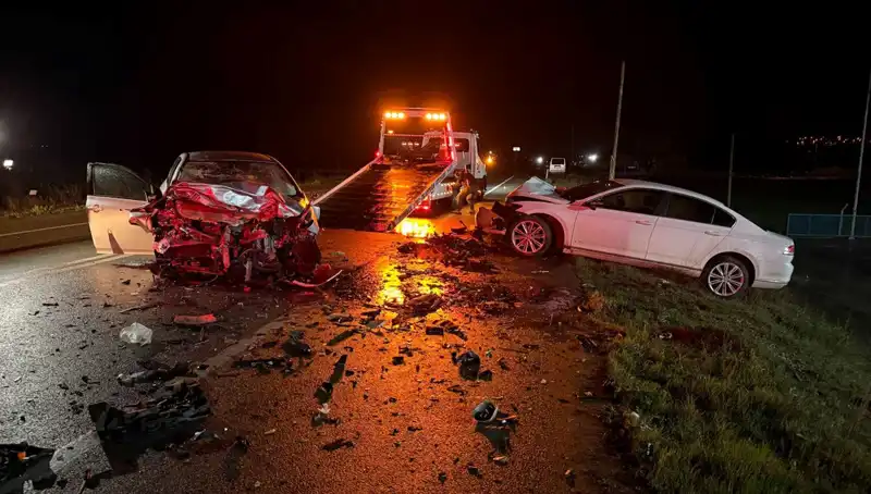 Çanakkale'de Feci Kaza: İki Araç Kafa Kafaya Çarpıştı, 3 Can Gitti