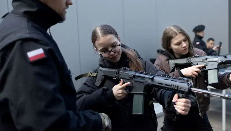 Polonya'da Siviller Askeri Eğitime Katılıyor: Savaş Hazırlıkları Tırmanıyor