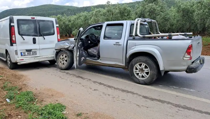 Bursa’da Minibüs ve Kamyonet Çarpıştı: İki Yaralı, Olay Anı Tüm Ayrıntılarıyla