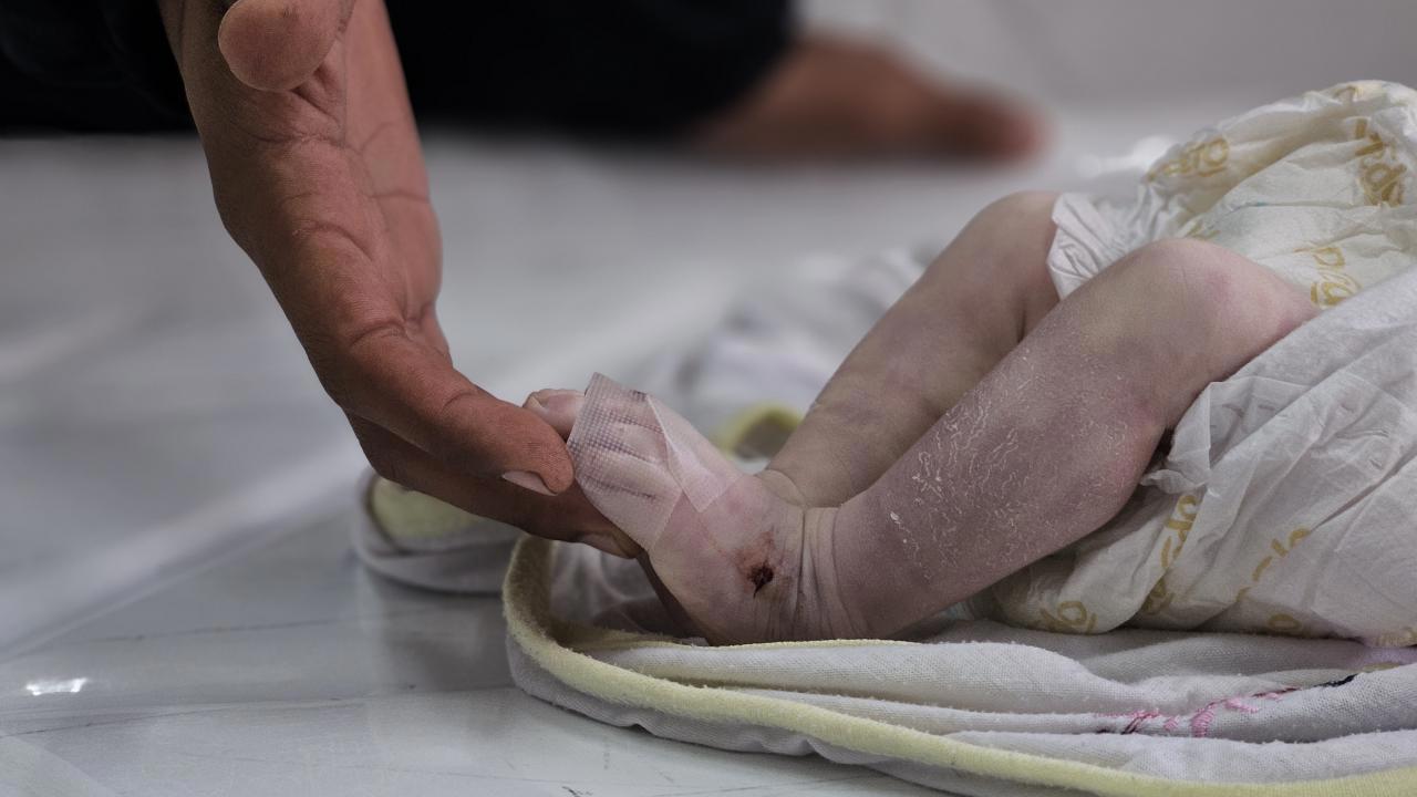 Gazze'deki Aileler, Soğuktan Korumak İçin Nöbet Tutuyor