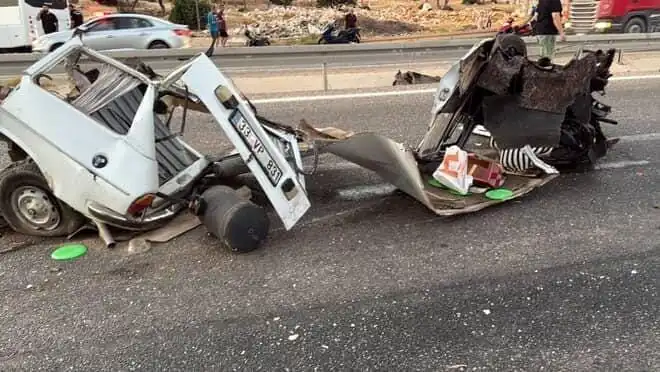 Bariyere Çarpan Araçta Feci Kaza: 1 Ölü, 1 Yaralı
