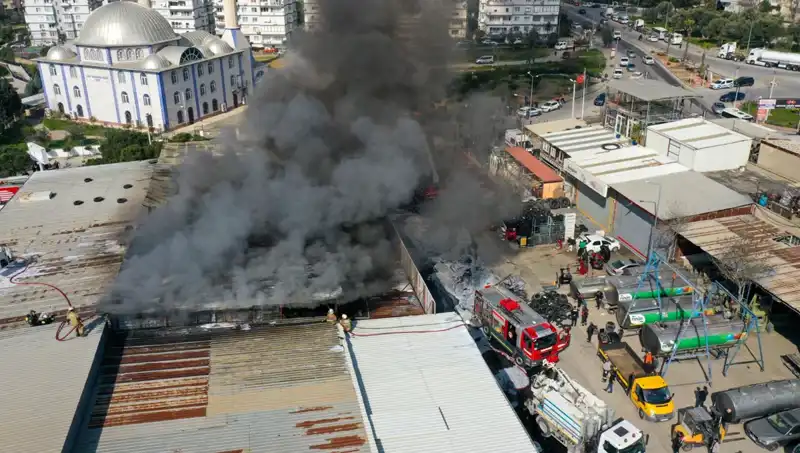 İzmir’de Oto Lastikçide Ortaya Çıkan Yangın Korkuttu
