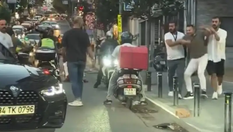 Nişantaşı'nda Yol Verme Tartışması: Kadın Sopalı Saldırıya Uğradı!