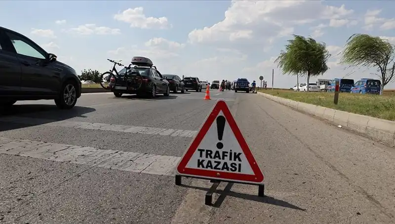 Adana’da Kamyon ve Otomobil Çarpıştı: Feci Kazada 1 Kişi Hayatını Kaybetti
