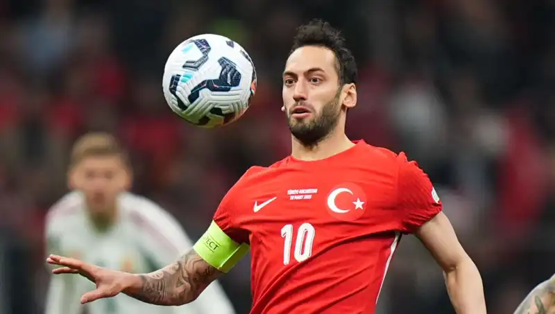 Fenerbahçe’nin Hakan Çalhanoğlu Teklifi: Mourinho’nun Kafasındaki Plan Ne?