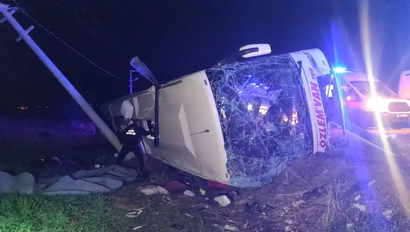 Van’da Yolcu Otobüsü Devrildi: Feci Kazada 28 Kişi Yaralandı
