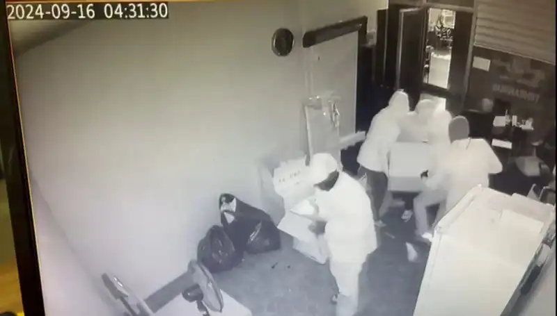 Hayatlarının Aşkı: Binlerce Lira Olan Kasayı Çalıp Yürüdüler!